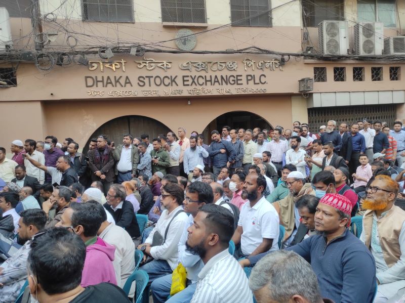 মতিঝিলের রাস্তায় শেয়ারবাজারে বিনিয়োগকারীরা